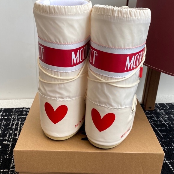 Moon Boot Women's Cream and Red Snow Boots - Picture 4 of 6